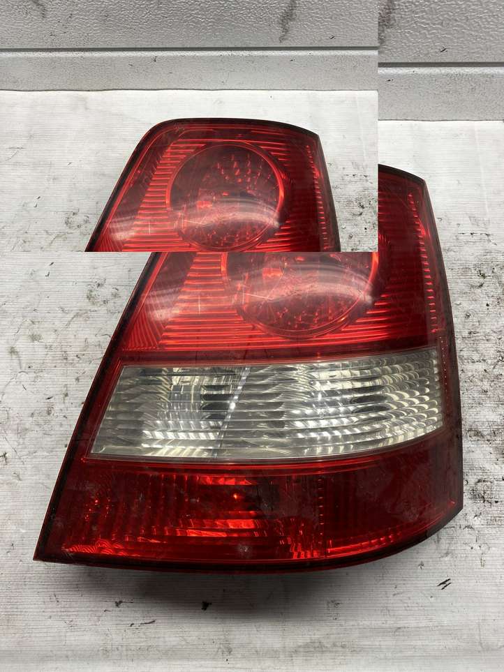 Kia Sorento (2002 - 2006)  924023E0 Задний фонарь в кузове