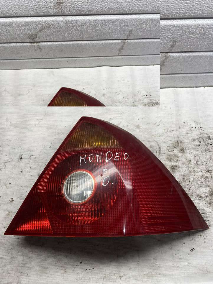 Ford Mondeo Mk III (2000 - 2007)  1S7113404A Задний фонарь в кузове