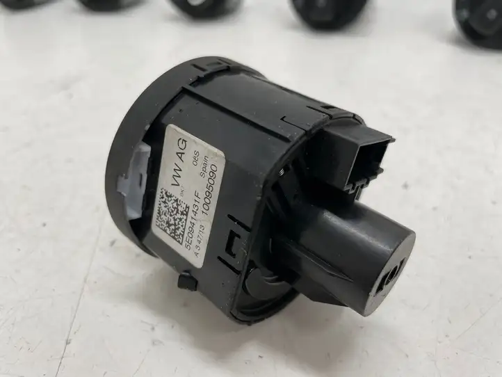 Skoda Octavia Mk3 (5E) (2013 - 2019) 5E0941431F Включатель фонарей — фото 2