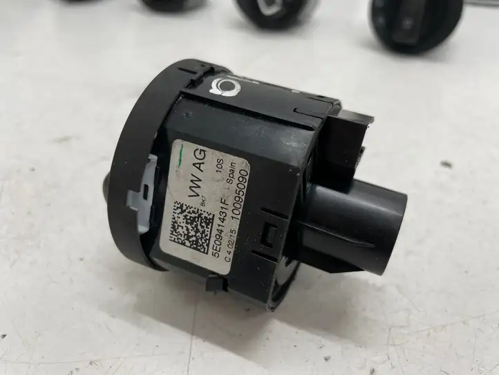 Skoda Octavia Mk3 (5E) (2013 - 2019) 5E0941431F Включатель фонарей — фото 2