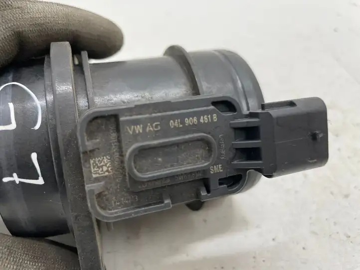 Volkswagen Golf VII (2013 - 2019) 04L906461B Датчик массового расхода воздуха — фото 3
