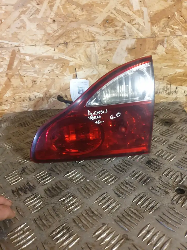 Toyota Avensis Verso (2004 - 2009) Задний фонарь в крышке багажника — фото 1