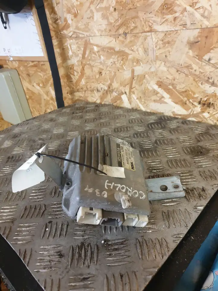 Toyota Corolla E120 E130 (2000 - 2004) 8965002010 Блок управления усилителем руля — фото 1