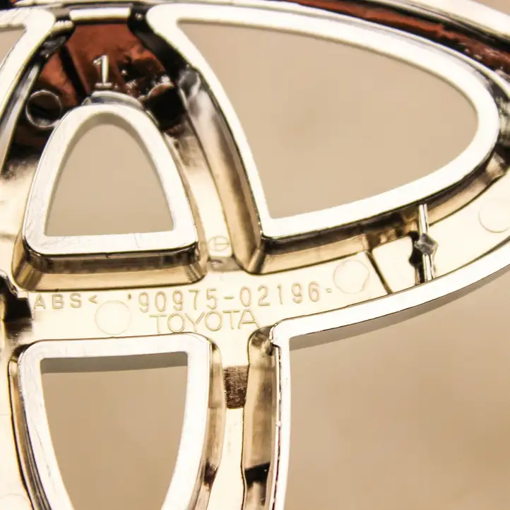 Toyota Camry VIII XV70 (2017 - 2020) 7531047020 Эмблема производителя — фото 5