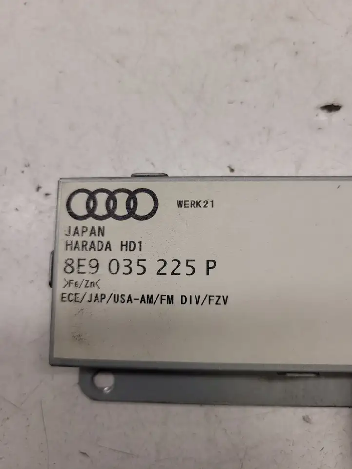 Audi A4 S4 B7 8E 8H (2004 - 2009) 8E9035225P Усилитель антенны — фото 3