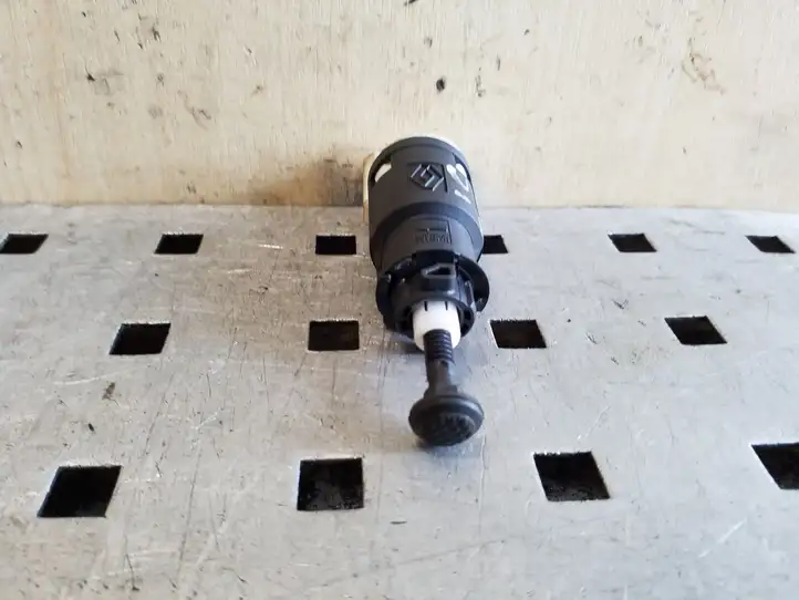 Renault Trafic II (X83) (2002 - 2014)  8200276361 Датчик тормозной педали