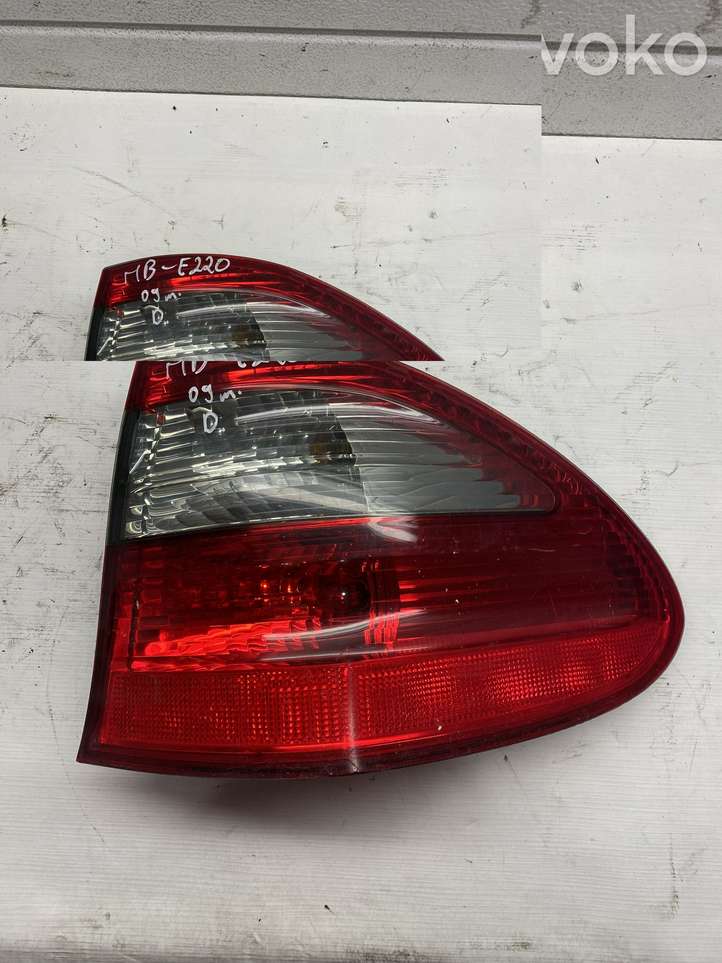 Mercedes-Benz E W211 (2002 - 2009)  A2118202864 Задний фонарь в кузове