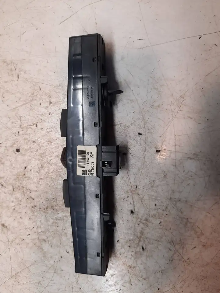 Opel Zafira B (2003 - 2006) 03758075 Включатель аварийных фонарей — фото 2