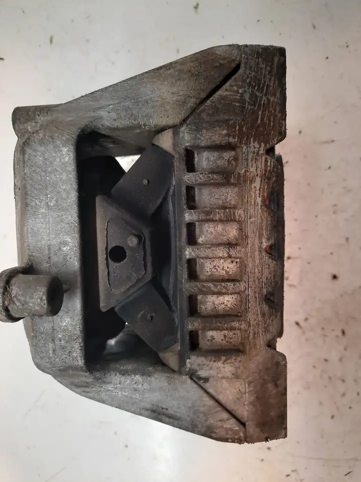 Volkswagen Touran I (2003 - 2010) 1K0199262BA Опора двигателя — фото 3