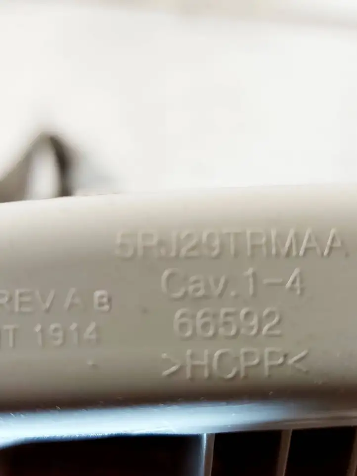 Chrysler Pacifica (2016 - ) 5RJ29TRMAA Другая деталь консоли (туннеля) — фото 2
