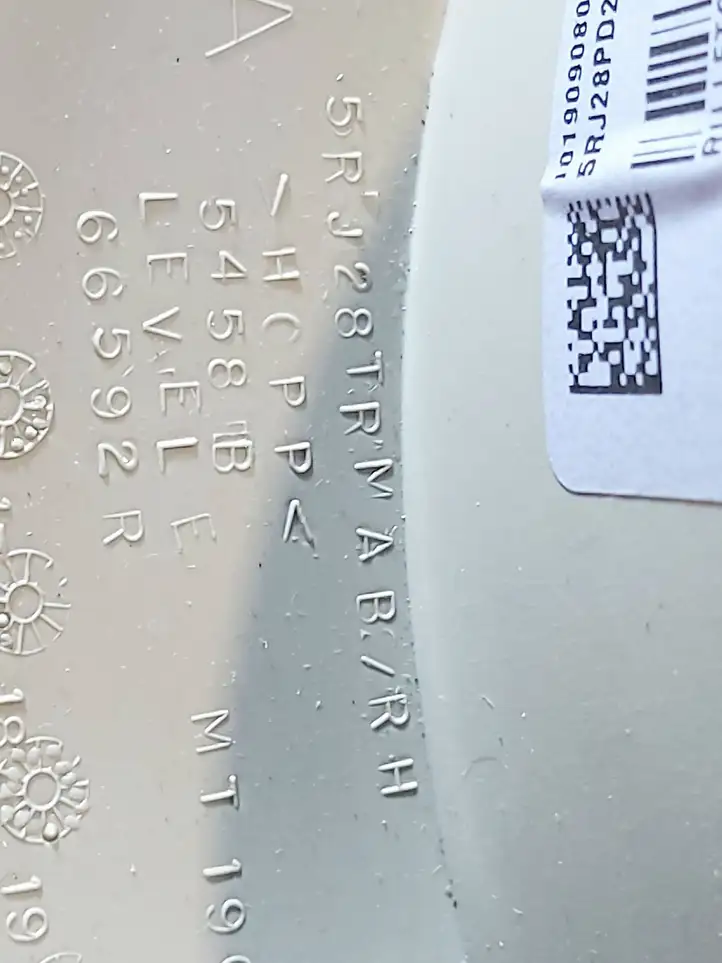 Chrysler Pacifica (2016 - ) 5RJ28TMAR Обшивка багажника — фото 2