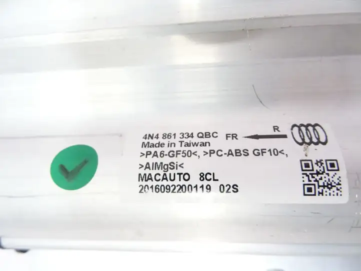 Audi A8 S8 D5 (2017 - ) 4N4861334 Солнцезащитная шторка багажника — фото 3