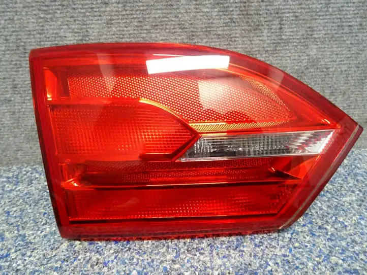 Volkswagen Jetta VI (2011 - 2018) 5C6945093 Задний фонарь в крышке багажника — фото 1