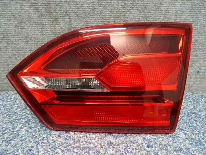 Volkswagen Jetta VI (2011 - 2018) 5C6945094B Задний фонарь в крышке багажника — фото 1
