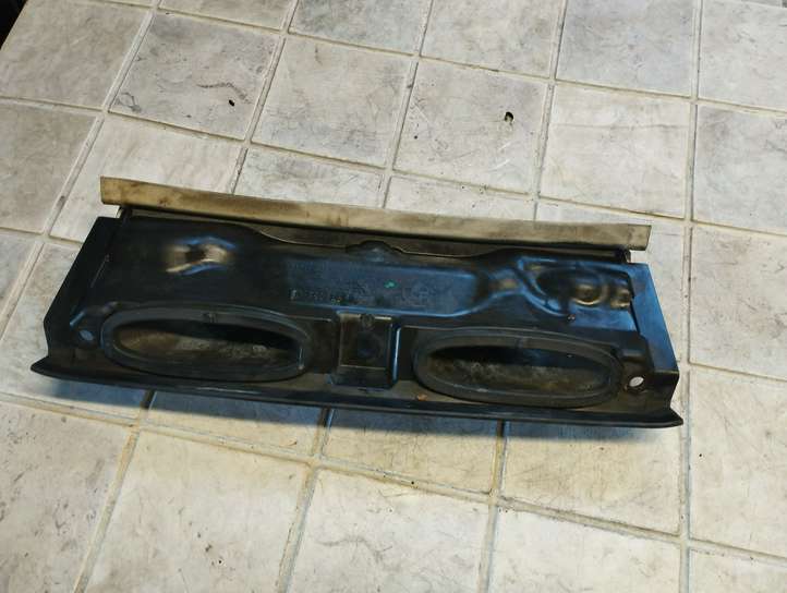 BMW 1 E81 E87 (2004 - 2011)  64316979758 Другая деталь отсека двигателя