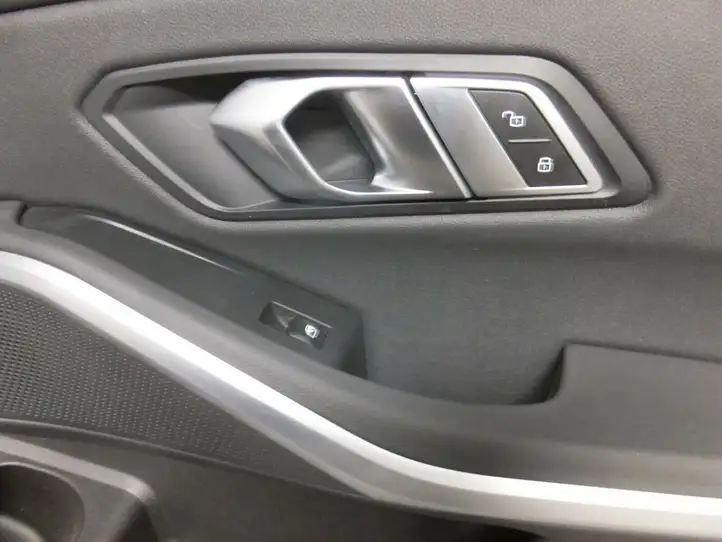BMW 3 G20 G21 (2019 - ) Обшивка передней двери — фото 4