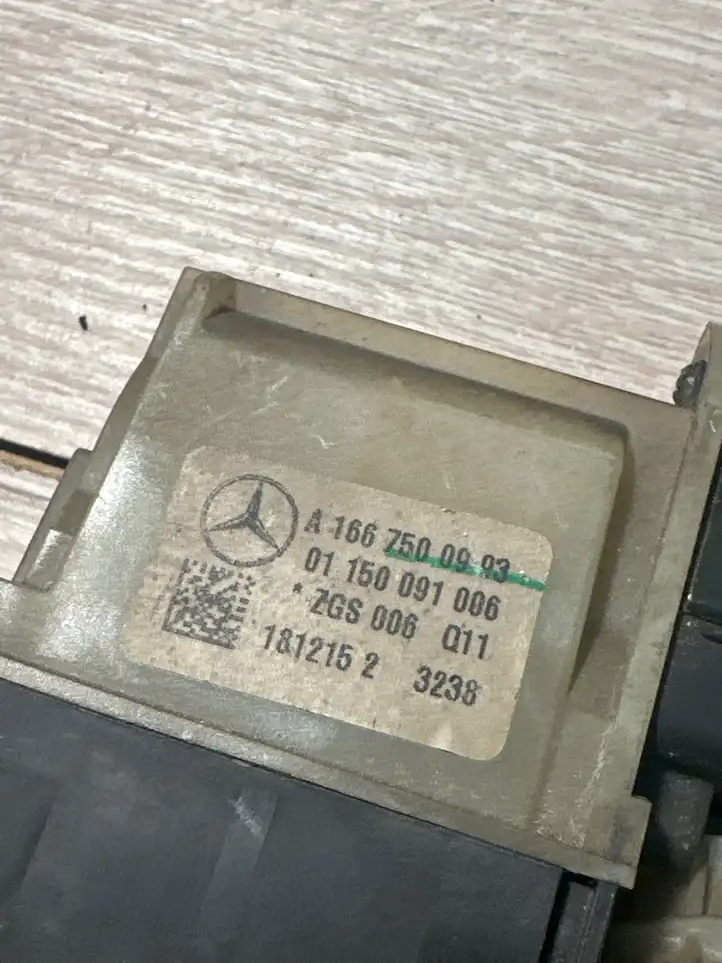 Mercedes-Benz C W205 (2014 - 2021) A1667500993 Ручка крышки багажника — фото 2