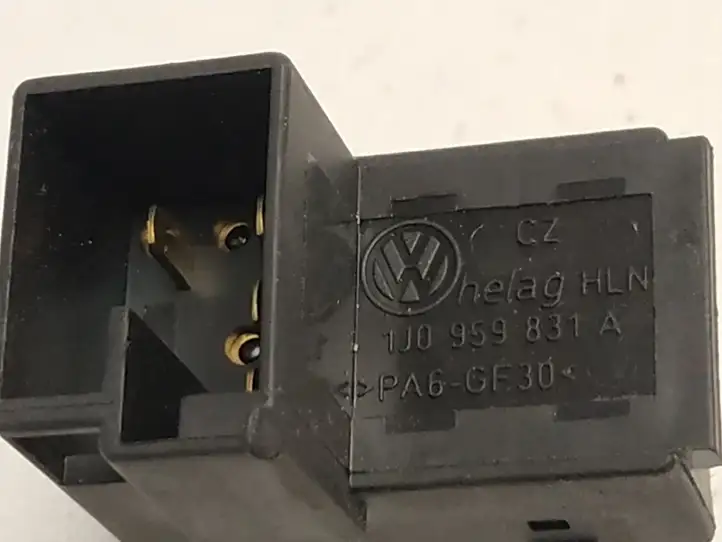 Volkswagen PASSAT B5.5 (2001 - 2005) 1J0959831A Кнопка закрытия крышки багажника — фото 2