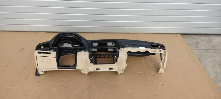BMW 5 F10 F11 (2009 - 2016)  9211226 Панель