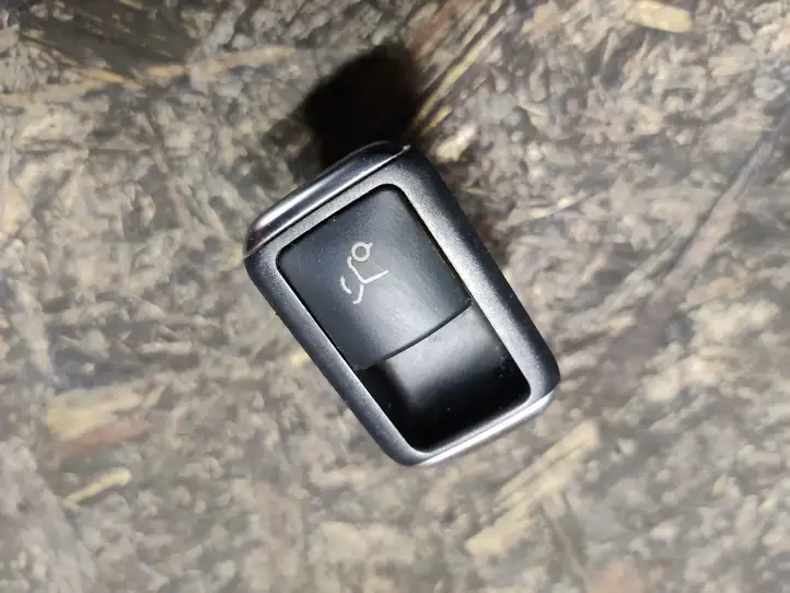 Mercedes-Benz CLA C117,X117,W117 (2013 - 2019) A1668707610 Кнопка закрытия крышки багажника — фото 1