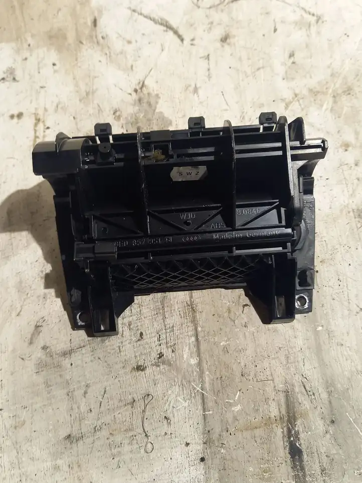 Audi A4 S4 B6 8E 8H (2000 - 2006) 8E0857951E Передняя пепельница — фото 2