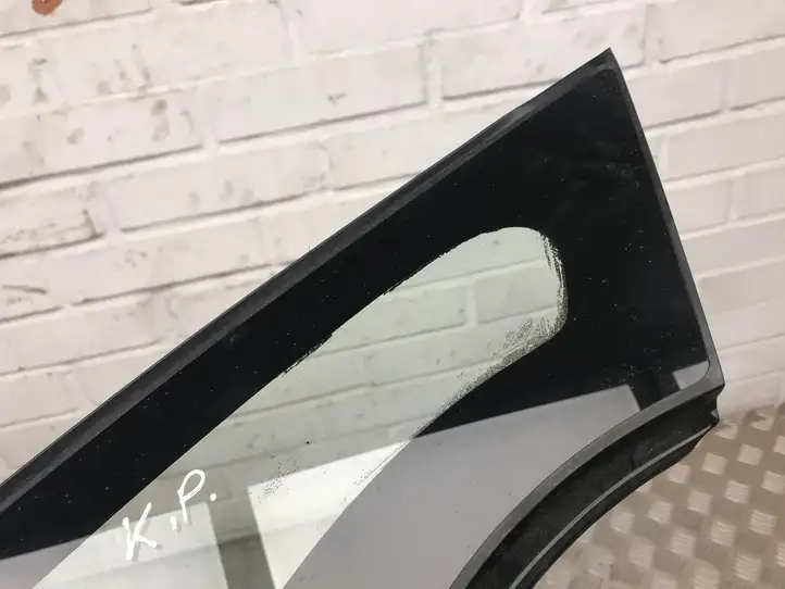 Toyota Yaris (2014 - 2019) Треугольное стекло кузова — фото 2