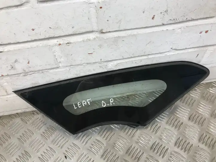 Toyota Yaris (2014 - 2019) Треугольное стекло кузова — фото 1