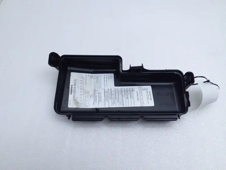 Volvo XC90 (2006 - 2014) 30728133 Крышка ящика предохранителей — фото 4