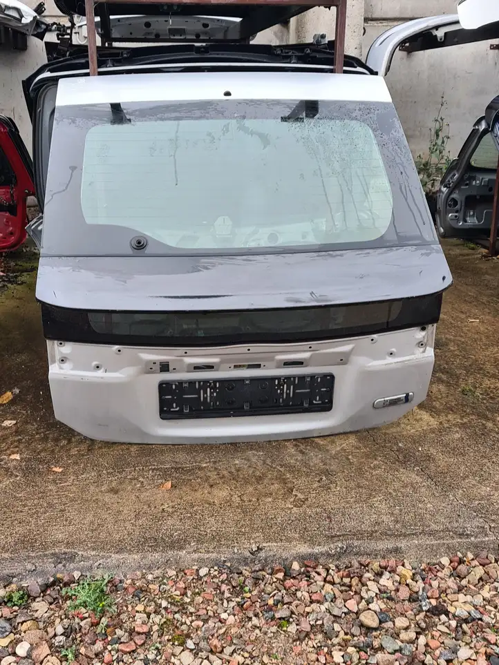Toyota Prius (XW30) (2009 - 2015) Крышка багажника — фото 1