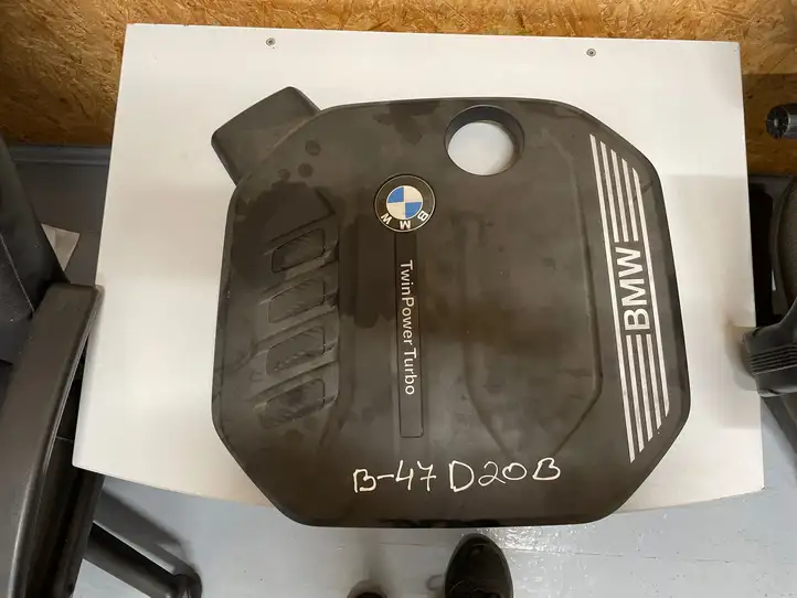 BMW 5 G30 G31 (2016 - ) 8579541 Крышка двигателя декоративная — фото 1