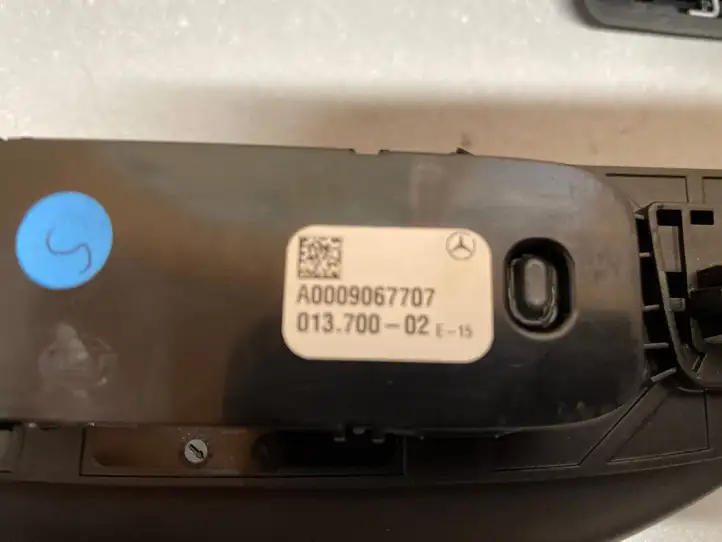 Mercedes-Benz GLE W167 (2019 - ) A0009067607 Потолочная ручка передняя — фото 5