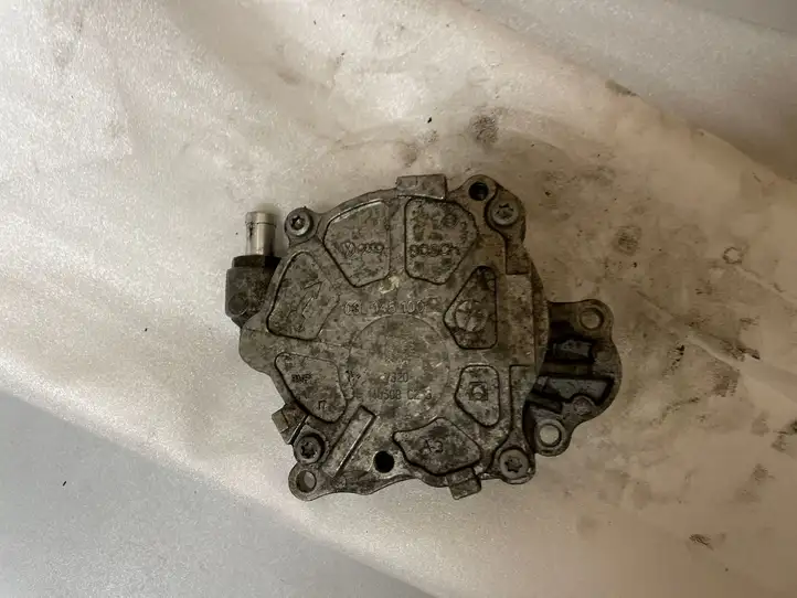 Volkswagen PASSAT B7 (2011 - 2014) 03L145100 Вакуумный насос — фото 2