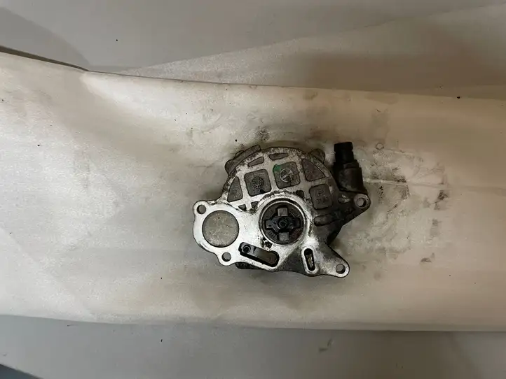 Volkswagen PASSAT B7 (2011 - 2014) 03L145100 Вакуумный насос — фото 1