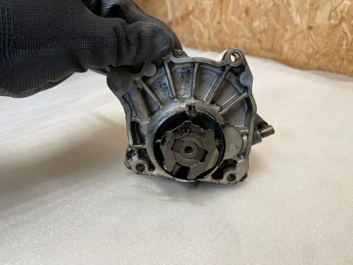 Opel Insignia A (2008 - 2017) 55205446 Вакуумный насос — фото 2