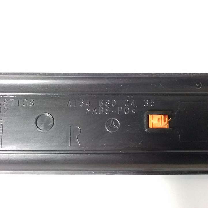 Mercedes-Benz GL X164 (2006 - 2012)  A1646800435 Отделка переднего порога (внутренняя)