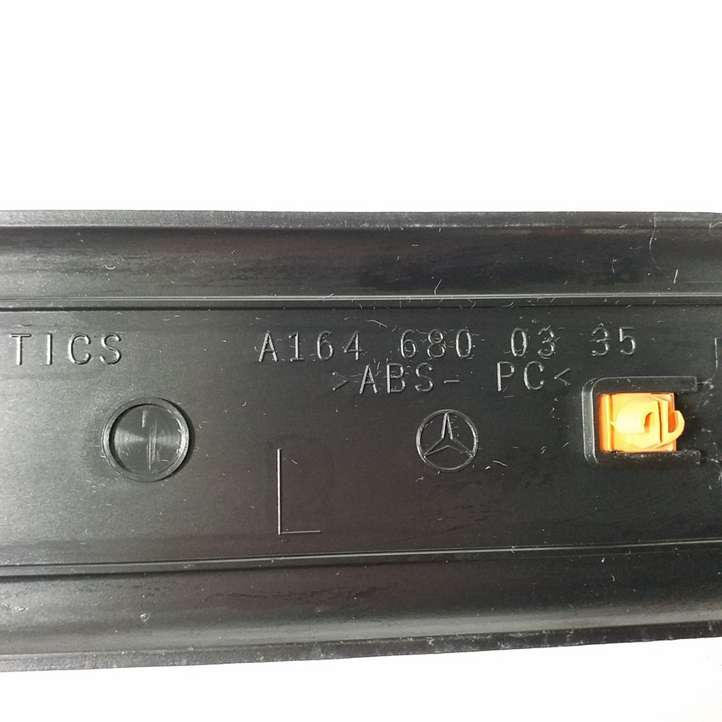 Mercedes-Benz GL X164 (2006 - 2012)  A1646800335 Отделка переднего порога (внутренняя)