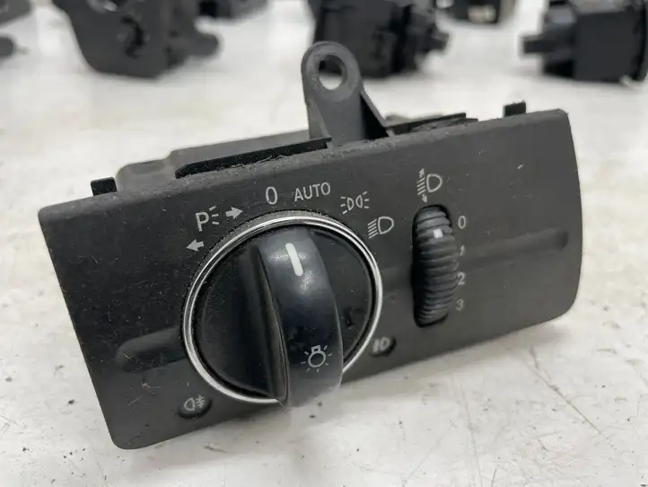 Mercedes-Benz E W211 (2002 - 2009) 2115450304 Включатель фонарей — фото 1
