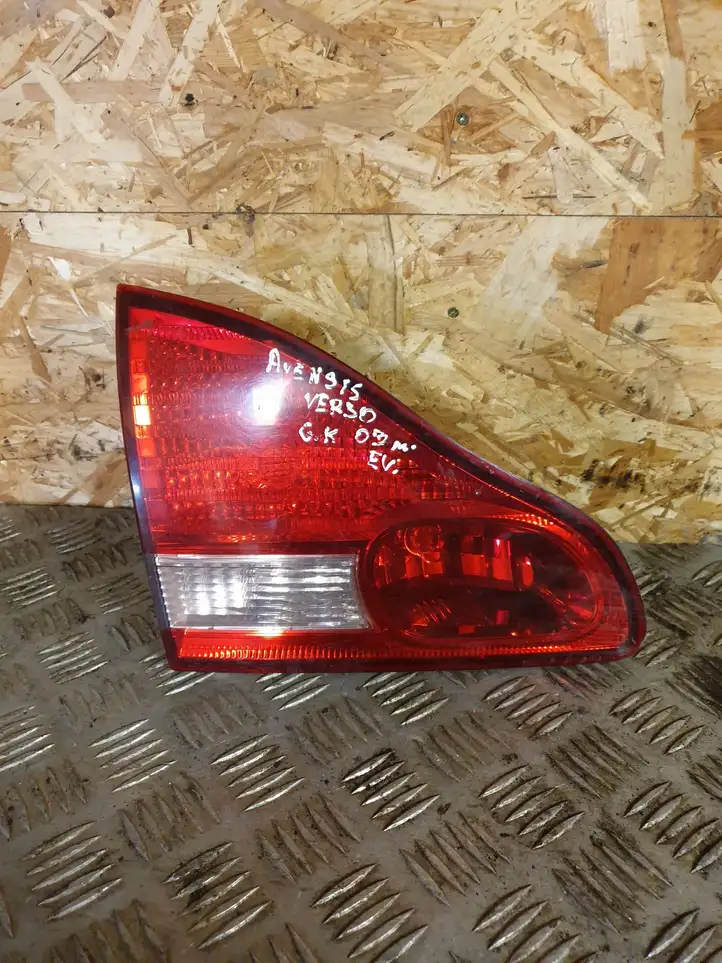Toyota Avensis Verso (2001 - 2004) Задний фонарь в крышке багажника — фото 1