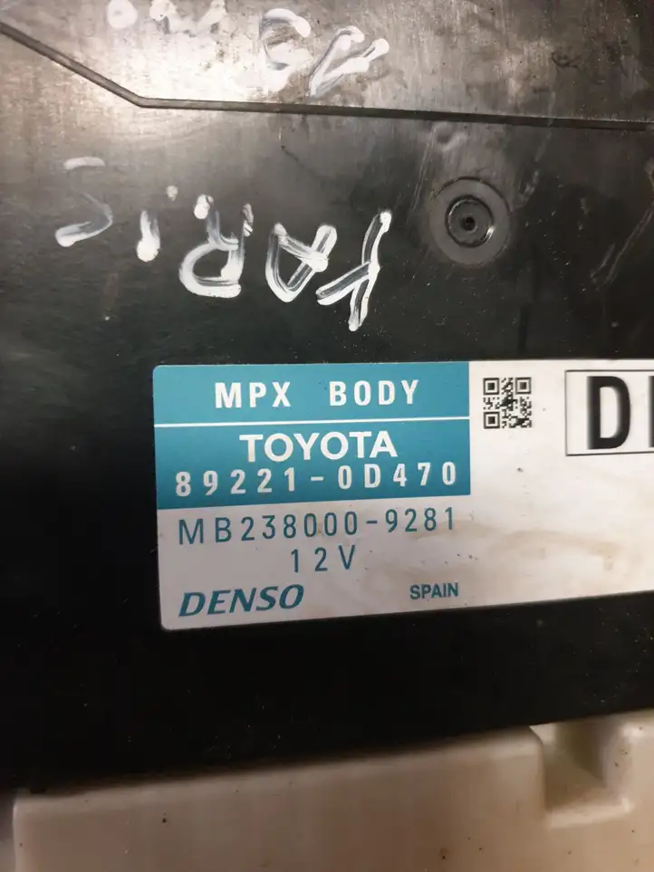 Toyota Yaris (2014 - 2019) 892210D470 Прочие блоки управления — фото 2