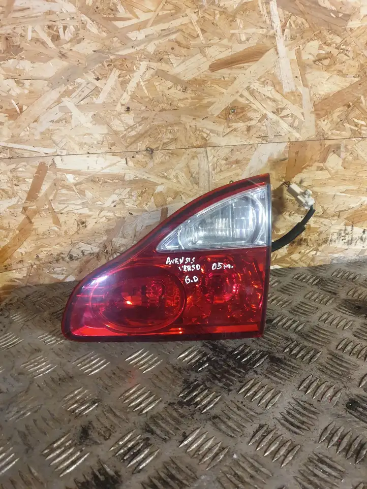Toyota Avensis Verso (2001 - 2004) Задний фонарь в крышке багажника — фото 1