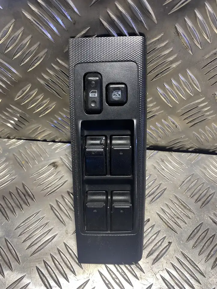 Toyota Corolla Verso AR10 (2004 - 2009) 848200F030 Блок кнопок стеклоподъемников — фото 1