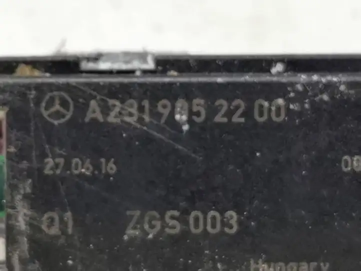 Mercedes-Benz C W205 (2014 - 2021) A2819052200 Усилитель антенны — фото 2