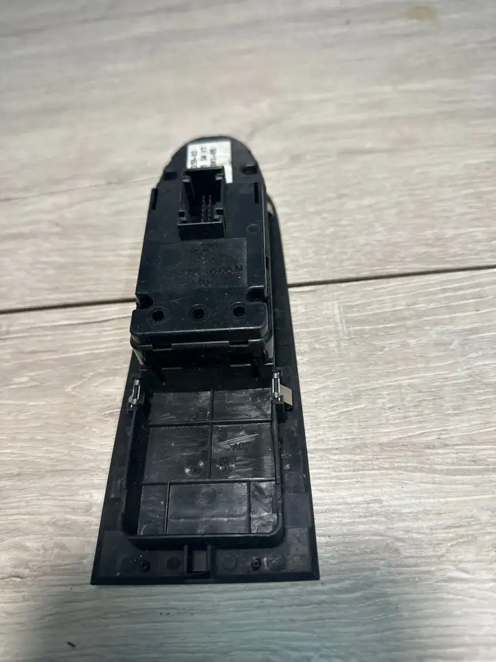 BMW 3 E92 E93 (2005 - 2014) 9217359 Кнопка стеклоподъемников — фото 1