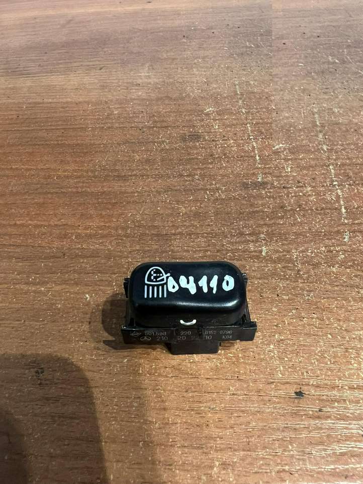 Mercedes-Benz E W210 (1995 - 2002)  2108202210 Кнопка крюка в багажнике