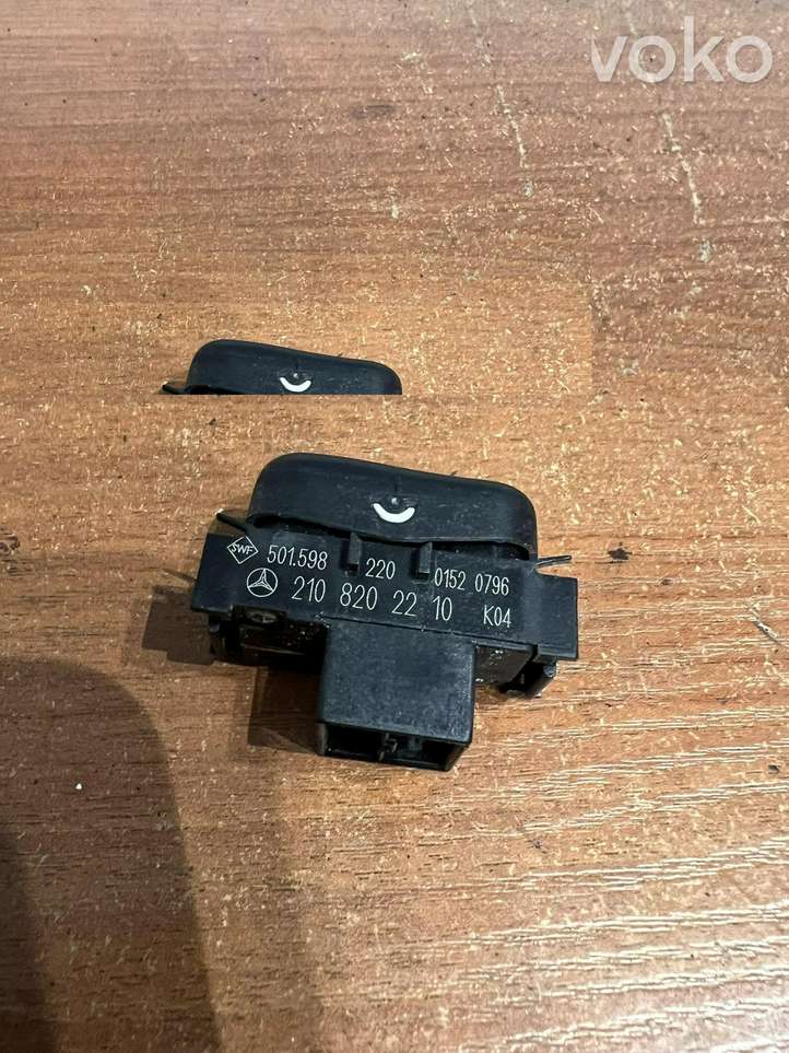 Mercedes-Benz E W210 (1995 - 2002)  2108202210 Кнопка крюка в багажнике