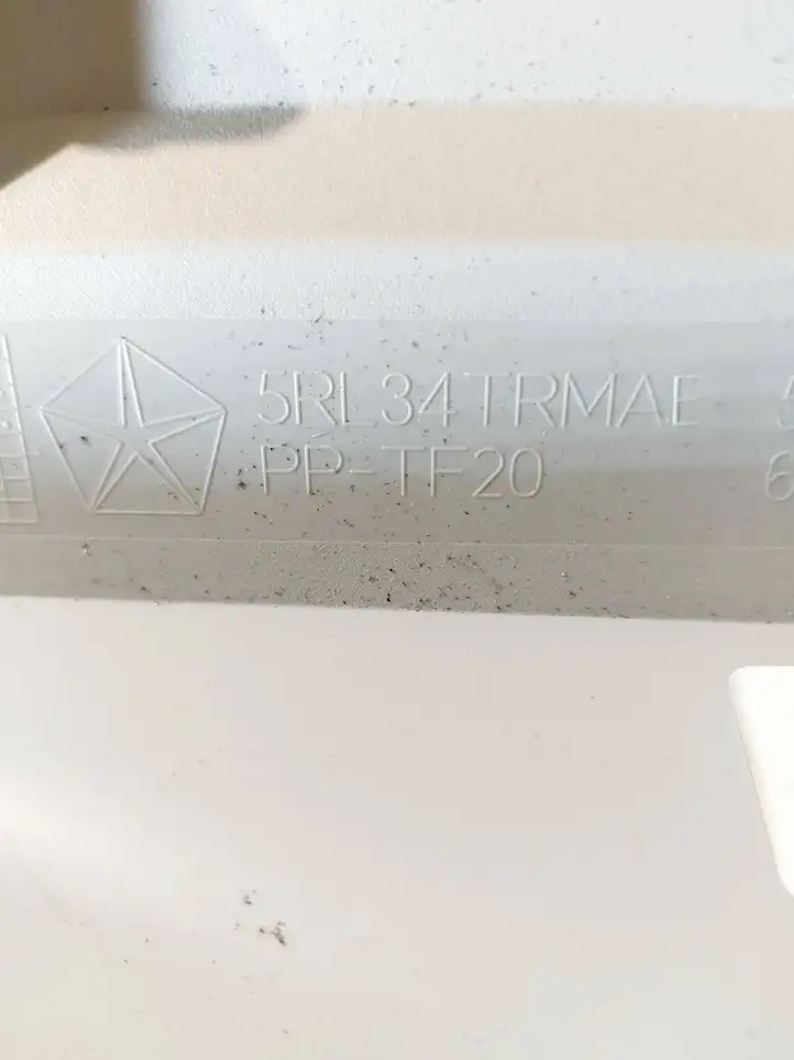 Chrysler Pacifica (2016 - ) 5RL34TRMAE Крышка бардачка — фото 2