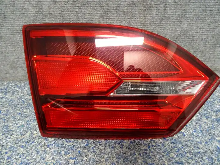 Volkswagen Jetta VI (2011 - 2018) 5C6945093B Задний фонарь в крышке багажника — фото 1