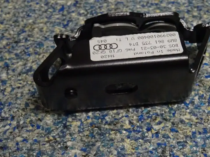 Audi A4 S4 B9 (2015 - 2019) 8W9861735 Держатель крепления сетки (в потолке) — фото 3