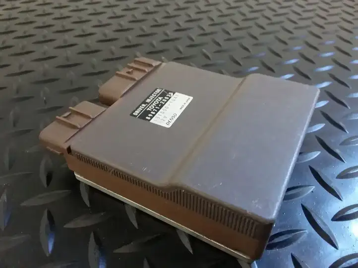Toyota Avensis Verso (2001 - 2004) 8987120030 Блок управления форсунками — фото 2