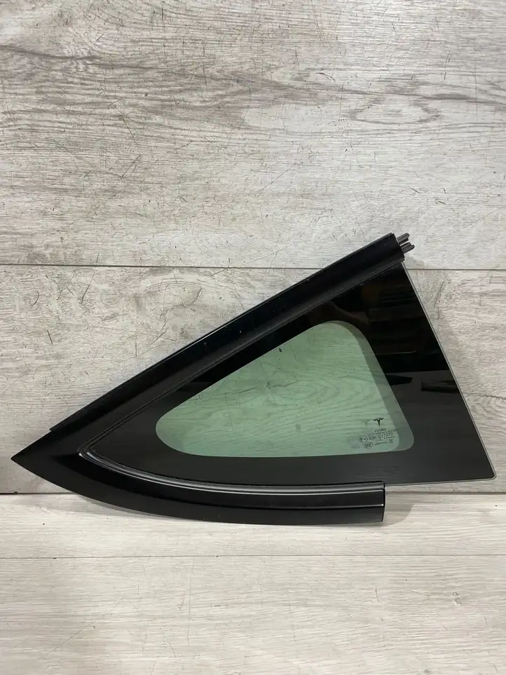Tesla Model 3 (2017 - 2023) 15149790 Форточка двери — фото 3
